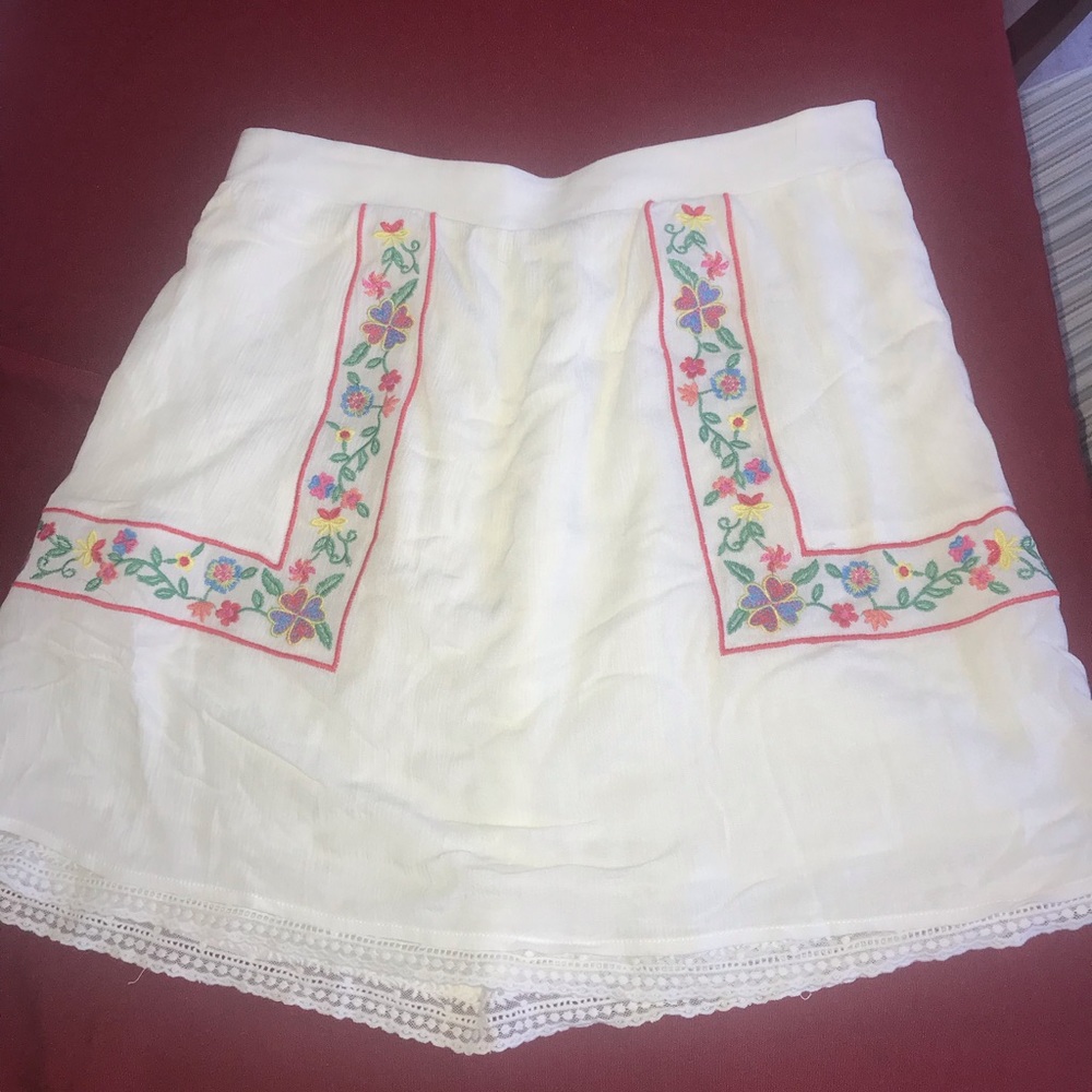 super cute embroidered skirt !!